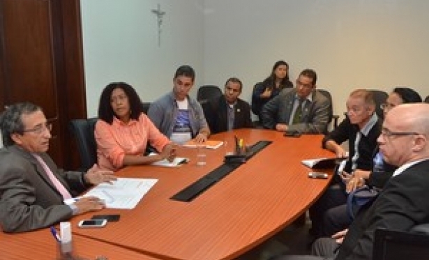Crise prisional  discutida entre lideranas religiosas e Judicirio.