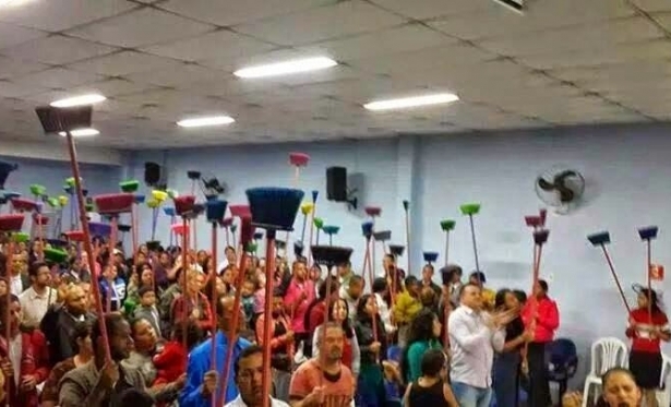 Igreja vende vassouras ungidas